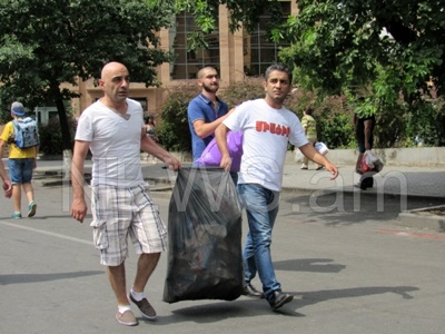 Աղբատարը չէր եկել. Ցուցարարներն իրենք են աղբը հավաքում ու տեղափոխում (ֆոտո)