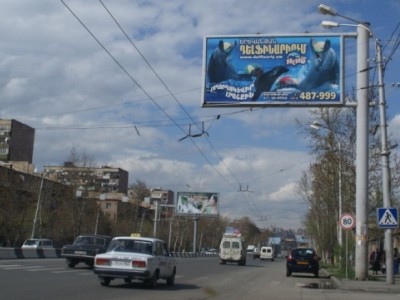 Քաղաքացին բարձրացել էր գովազդային վահանակի վրա եւ չէր ուզում իջնել