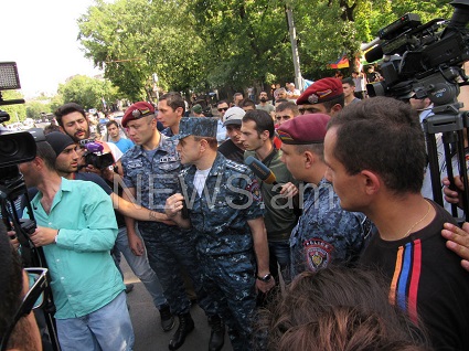 Ոստիկանություն. Կան ապացույցներ, որ ցուցարարների մոտ մահակներ կան