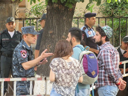 Ոստիկանության պահանջով ցուցարարները ստիպված էին հանել ինքնաշեն վրանները
