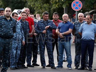 Associated Press. Երեւանում ցուցարարները չեն ենթարկվում ոստիկանության հրամանին