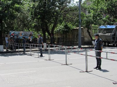 Բաղրամյան պողոտայում թռուցիկներ են բաժանում