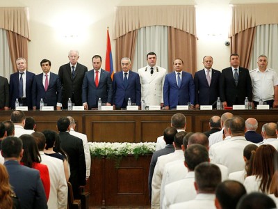Վարչապետը Գեւորգ Կոստանյանին պարգեւատրել է անվանական զենքով (ֆոտո)