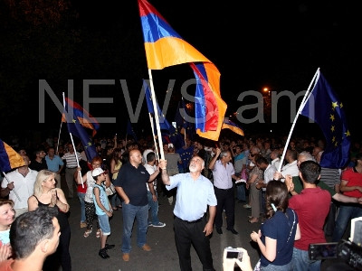 Պարույր Հայրիկյանը ԵՄ դրոշով Բաղրամյան պողոտա է այցելել (ֆոտո)