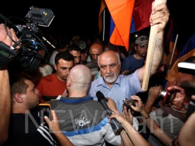 Հայրիկյանն ու նրա համակիրներն իջեցրել են ԵՄ դրոշները, բայց դեռ Բաղրամյանում են (ֆոտո)