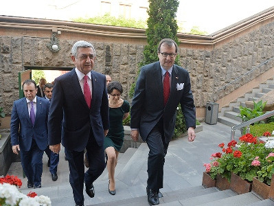 Սերժ Սարգսյանը շնորհավորել է ԱՄՆ անկախության օրվա առթիվ. Նա այցելել է ԱՄՆ դեսպանատուն (ֆոտո)