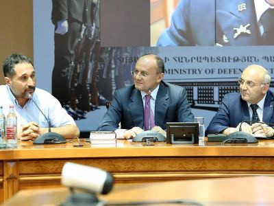 Armenia Defense Minister discusses military challenges with Armenian Diaspora youth