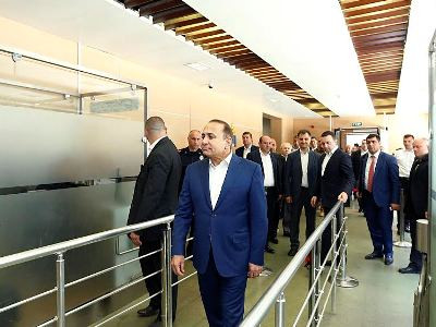 Armenia PM visits Georgia-Russia border crossing