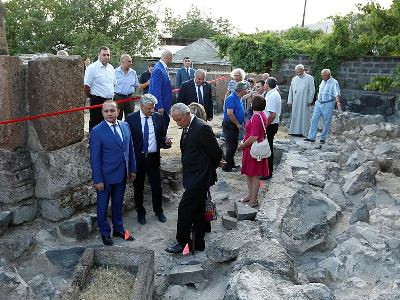 Վարչապետը ծանոթացել է Աղձքի պատմական հնավայրերի պեղումների ընթացքին (ֆոտո)