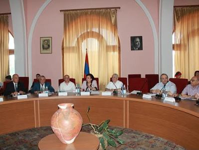 Մեկնարկել է «Արեւմտահայերենի եւ արեւելահայերնեի մերձեցման խնդիրներ» թեմայով համաժողովը