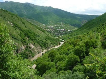«Իրավունք». Հետախուզման մեջ գտնվողը «անկաշկանդ ման է գալիս Դիլիջանում», այն էլ՝ «զենքը վրան խփած»