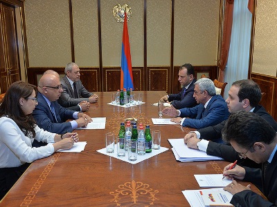 President and Free Democrats party members discuss constitutional reforms