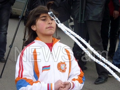 Ռեկորդակիրների ընտանիքը. քույր ու եղբայր Սարգսյանները ատամներով ու մազերով մետրոյի գնացք կքաշեն