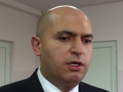Աշոտյանի լեզուն դպրոցում կրկնակի երկար էր. գերազանցիկ էր, մայրն այդ դպրոցում էր աշխատում