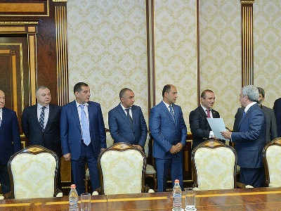 Սերժ Սարգսյանը սահմանադրությունը քննարկել է մի խումբ պատգամավորների հետ (Ֆոտո)