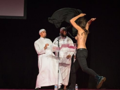 Femen-ի կիսամերկ ակտիվիստները Փարիզում խափանել են իսլամական ֆորումը (Ֆոտո)