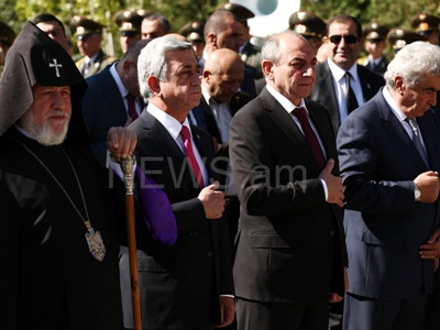 ՀՀ եւ ԼՂՀ նախագահներն ու բարձրաստիճան այրեր այցելեցին «Եռաբլուր» (ֆոտոռեպորտաժ)