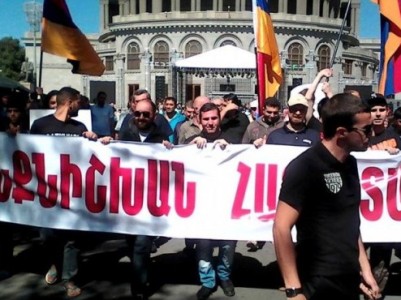 Գալու է մեր հաղթանակի օրը. «Հայազն» կուսակցության անդամները ՀՀԿ գրասենյակի առջեւ են