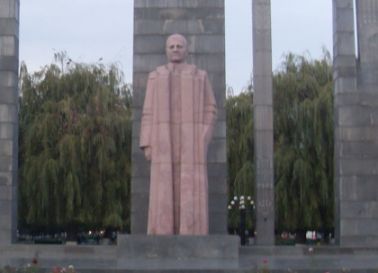«Առավոտ». Ժամադրություն ոչ թե Մյասնիկյանի, այլ՝ «պալտոյով մարդու» արձանի մոտ
