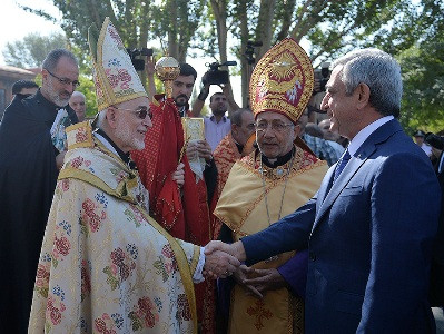 ՀՀ նախագահը Գյումրիում ներկա է գտնվել Հայ Կաթողիկե «Սրբոց Նահատակաց» եկեղեցու օծմանը (ֆոտո)