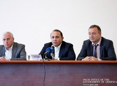 Վարչապետն Արմավիրի մարզում ծանոթացել է խաղողի մթերման աշխատանքների ընթացքին (ֆոտո)