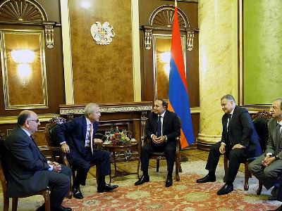 Վարչապետն ընդունել է սփյուռքահայ գործարար, բարերար Վաչե Մանուկյանին