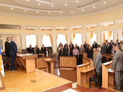Արցախի խորհրդարանի նստաշրջանը մեկնարկել է մեկ րոպե լռությամբ