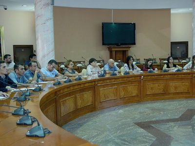 ՊՆ-ն հակառակորդին հասցված վնասների մասին տեսանյութ է ցուցադրել, այն նվարահանվել է անօդաչուներով (ֆոտո)