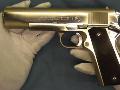 Ոսկեգույն «COLT» ատրճանակ՝ Երեւանի Էստոնական փողոցում