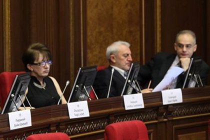 «ՀԺ». Վիճաբանություն ԱԺ-ում՝ Լյուդմիլա Սարգսյանի եւ Լեւոն Զուրաբյանի միջեւ