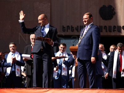 Ցանկացած երեւանցու երազանքն է պատվավոր քաղաքացու կոչում ստանալը. Արթուր Աբրահամ (ֆոտոռեպորտաժ)