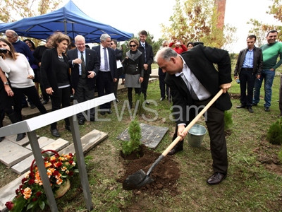 Փարաքարի հիշատակի պուրակում ՀՀ-ում ԱՄՆ առաջին դեսպանի հիշատակին ծառեր տնկեցին (ֆոտոռեպորտաժ)