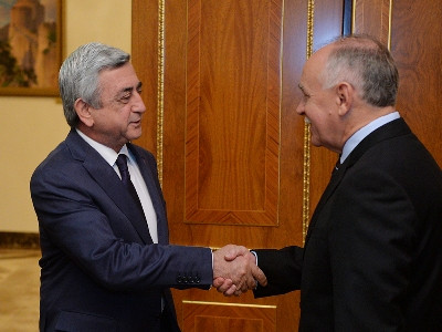 Սերժ Սարգսյանը ՀԱՊԿ պաշտոնյայի հետ քննարկել է թմրամիջոցների վտանգավորության հարցը (ֆոտո)