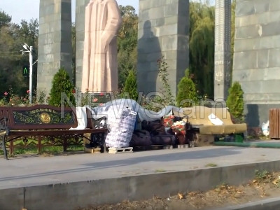 Ֆրանսիայի դեսպանատան առջեւ՝ նստարանին ապրող Մկրտչյանները 3-րդ ձմեռը կանցկացնեն բաց երկնքի տակ