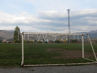 Վանաձորի ֆուտբոլի մարզադաշտի տրիբունաներում ծառեր են աճում (ֆոտո)