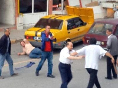 Թուրքիայում վարորդը մահակը հանել է, որ ծեծի իրեն ճանապարհ չտվողին, սակայն ինքն է ծեծվել