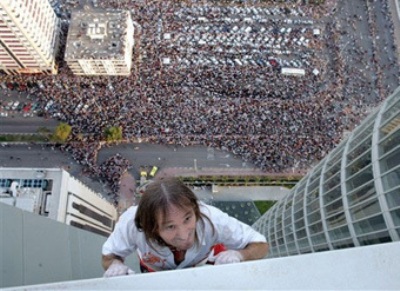 Ֆրանսիացի «Սարդ-մարդն» անձրեւի տակ 36 հարկանի շենք է բարձրացել