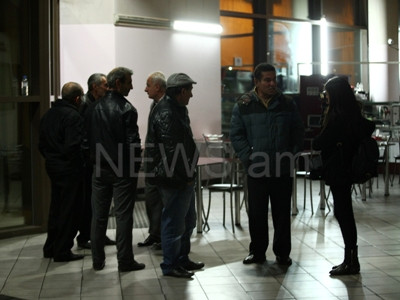 Relatives waiting for plane carrying Armenian victims of Tula bus crash (PHOTOS)