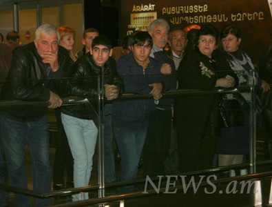 Russia bus crash survivors return to Armenia (PHOTOS)