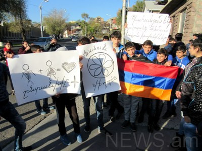 Երեւանում այրեցին ԼԳԲՏ դրոշը. ակցիա ԵՄ գրասենյակի առջեւ (Ֆոտո)
