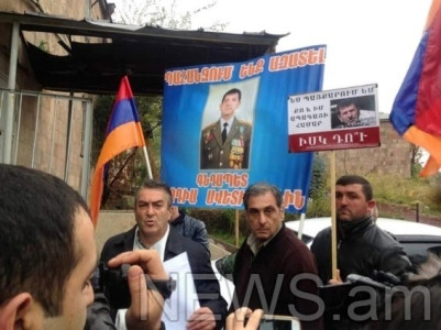 Ազատամարտիկները «Վարդաշեն» ՔԿՀ-ի մոտ Վոլոդյա Ավետիսյանին հորդորեցին դադարեցնել հացադուլը