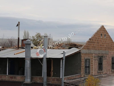 Ուժեղ քամուց պոկվել է Արամ Հարությունյանի հայրական տան տանիքը