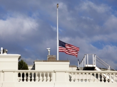 По распоряжению Обамы приспущены все флаги США в знак траура по погибшим в Париже