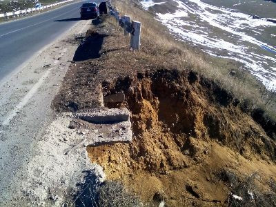 Ահազանգ. Սպիտակ-Երևան ավտոճանապարհին առաջացած սողանքը կարող է անդառնալի հետևանքներ ունենալ (ֆոտո)