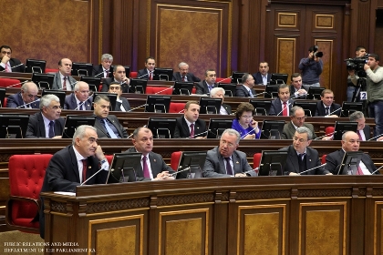 «Իրատես de facto». Սերժ Սարգսյանը ոչ մեկի առջեւ չի բացում «խաղաքարտերը». ոչ ոք չի ուզում «զոհել» իրեն