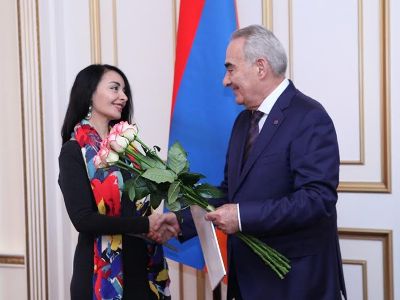 Տիկնիկային թատրոնի աշխատակիցները Գալուստ Սահակյանին «Անհաղթ աքլոր» են նվիրել