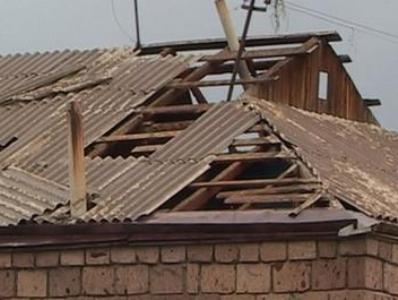 Դպրոցի պատուհաններին ցելոֆան են կպցրել, դաս են անում. Նորակերտում ուժեղ քամին հետքեր է թողել
