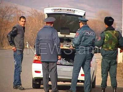Շիրակի եւ Կոտայքի մարզերում իրավապահները զինված հսկողություն են իրականացնում (Ֆոտո)