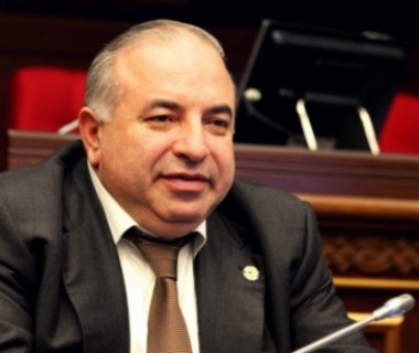 «Հրապարակ». Արագած Ախոյանի նոր «ախպերությունը». միայն թե տեղ գտնի հաջորդ խորհրդարանի «արեւի տակ»