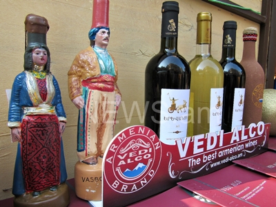 In vino veritas. Երեւանի կենտրոնում գինի են խմում (ֆոտոռեպորտաժ)
